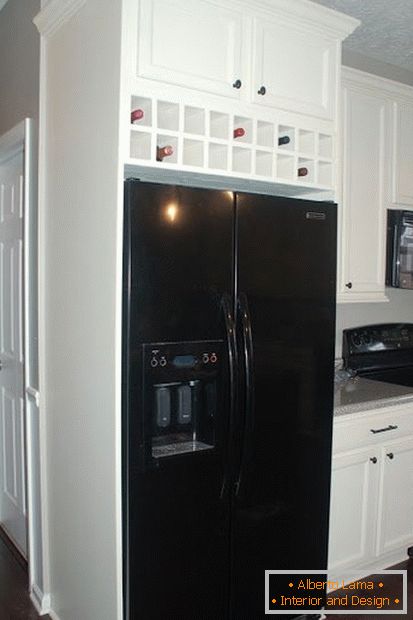 Ugrađeni hladnjak u maloj kuhinji