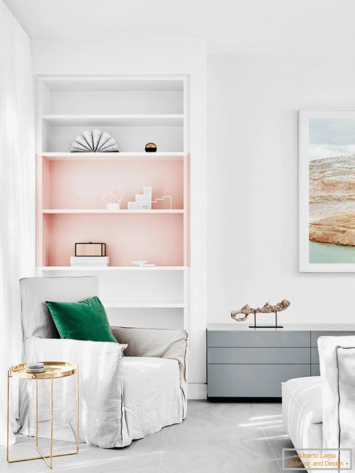 Pastelno-bijeli tonovi u kombinaciji s ružičastom u unutrašnjosti spavaće sobe