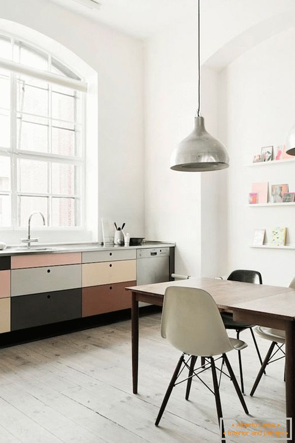 Mali kuhinjski ured u pastelnim bojama
