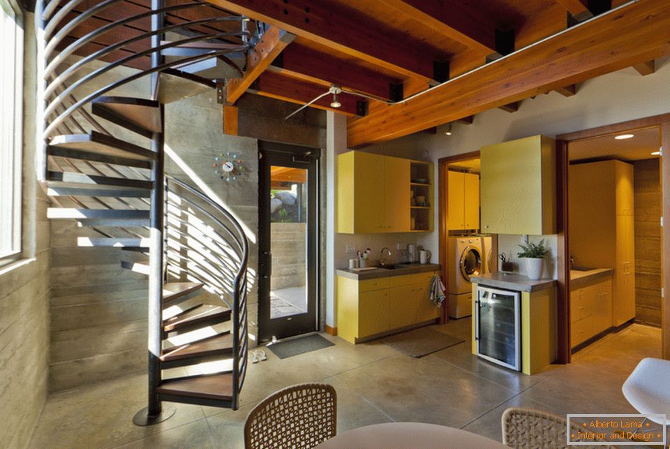 Moderna suvremena interijeri kuhinje s spiralnim stubištem