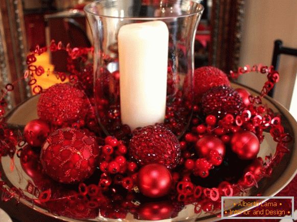 Svijetli crveni dekor za blagdanski stol
