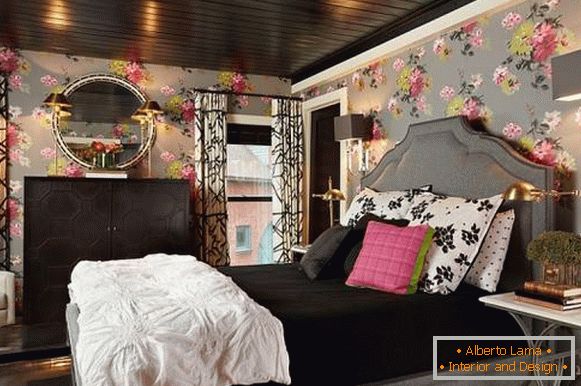 Romantični dizajn spavaće sobe s crnim elementima