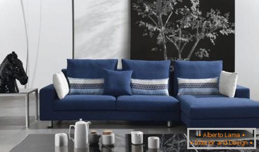 crno-bijeli-dnevni s plavo-sofa