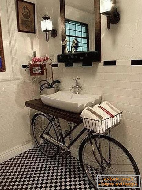 Bicikl u unutrašnjosti kupaonice