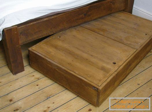 Drvena kutija ispod kreveta
