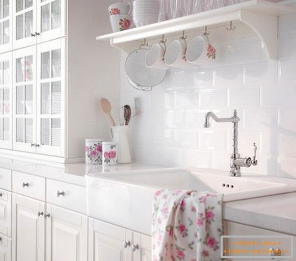 Bijela ružičasta unutrašnjost kuhinje u stilu shebbie-chic