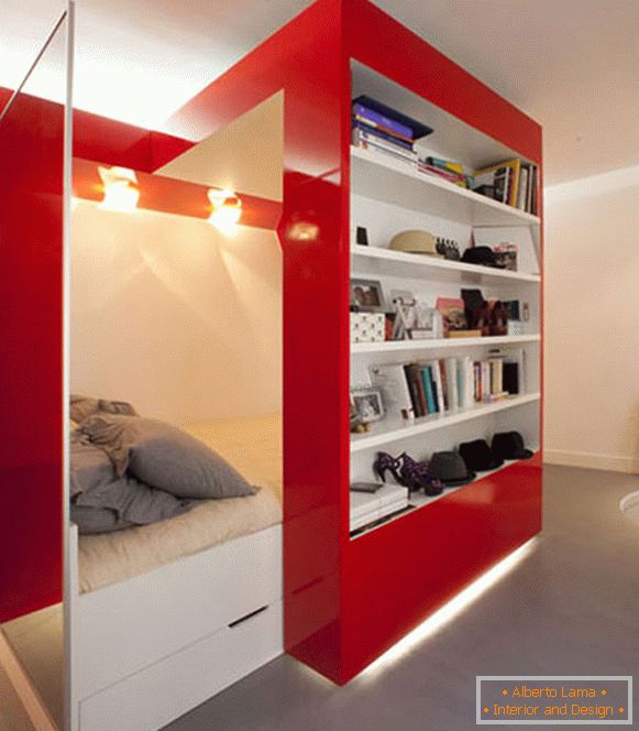 Dizajn apartmana u bijeloj, crvenoj i sivoj boji