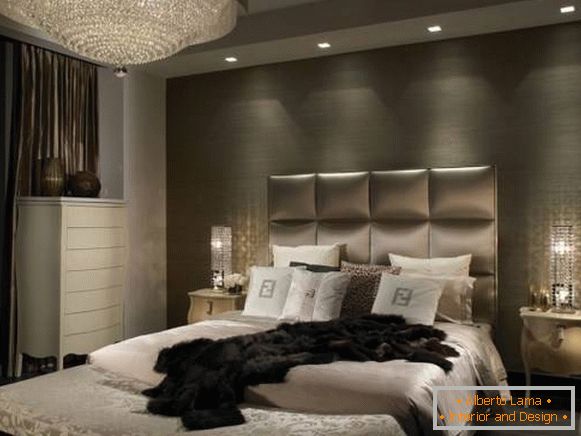 Klasični luster i ugrađene svjetiljke u dizajnu spavaće sobe