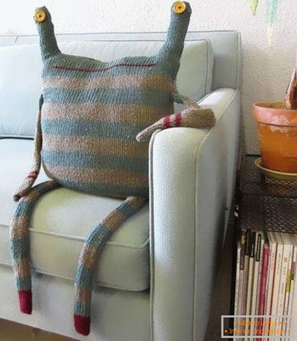 Ideje kako stvoriti pletene jastuke na kauču s iglama za pletenje