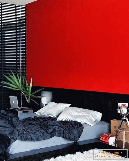 Crveni zid kao glavni naglasak u spavaćoj sobi