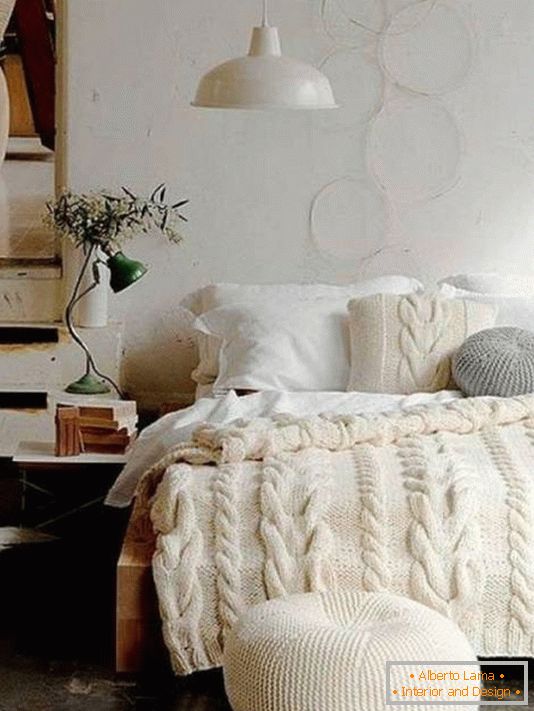 Moderna spavaća soba ukrašava pletene stvari