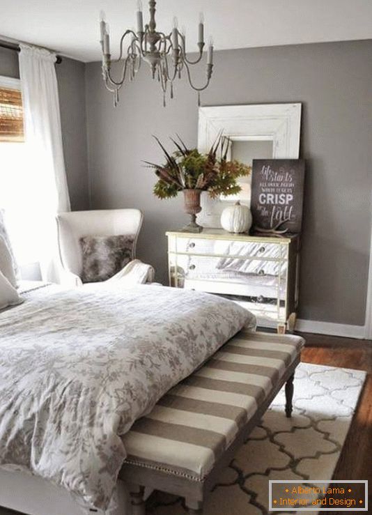 Elegantna spavaća soba s lijepo dizajniranim škrinjama