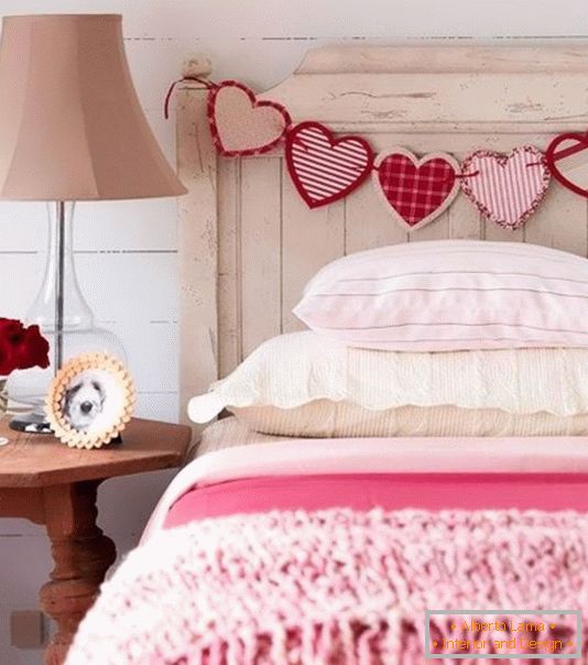 Dekoriranje kreveta za Valentinovo
