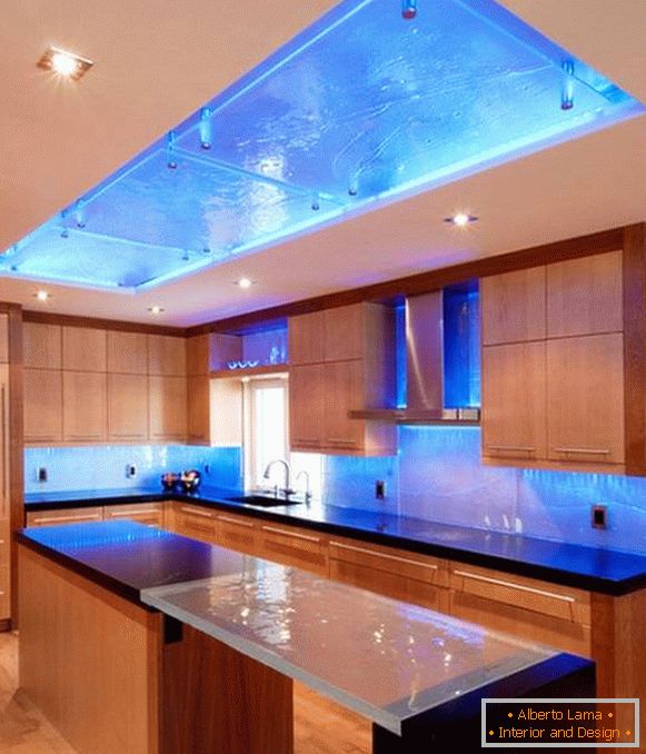 Kuhinja s plavim pozadinskim osvjetljenjem