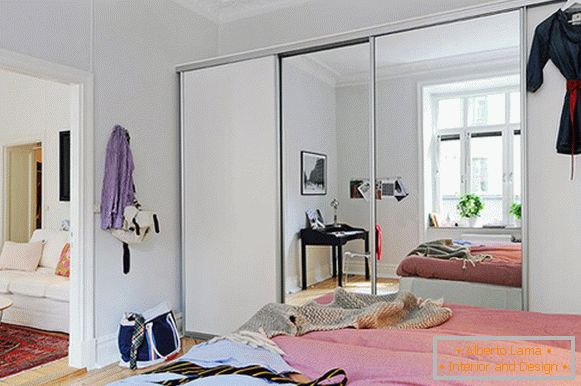 Spavaća soba malog stana u Švedskoj
