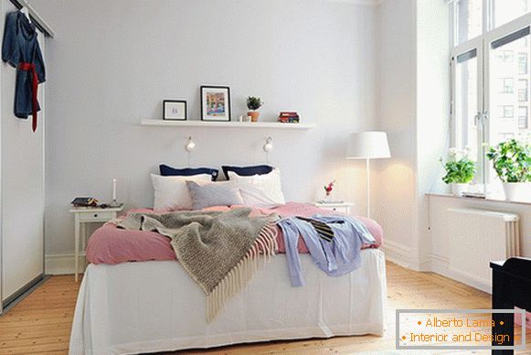 Spavaća soba malog stana u Švedskoj