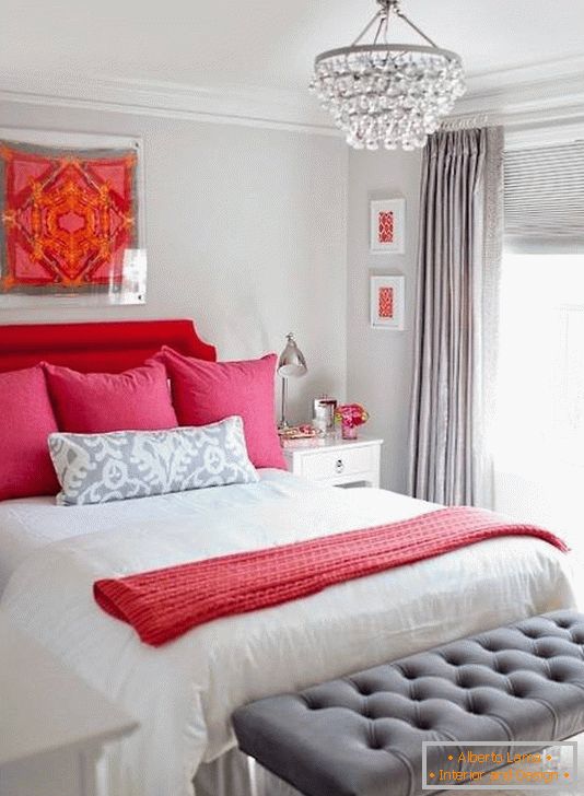 Kombinacija crvene, ružičaste i sive u spavaćoj sobi