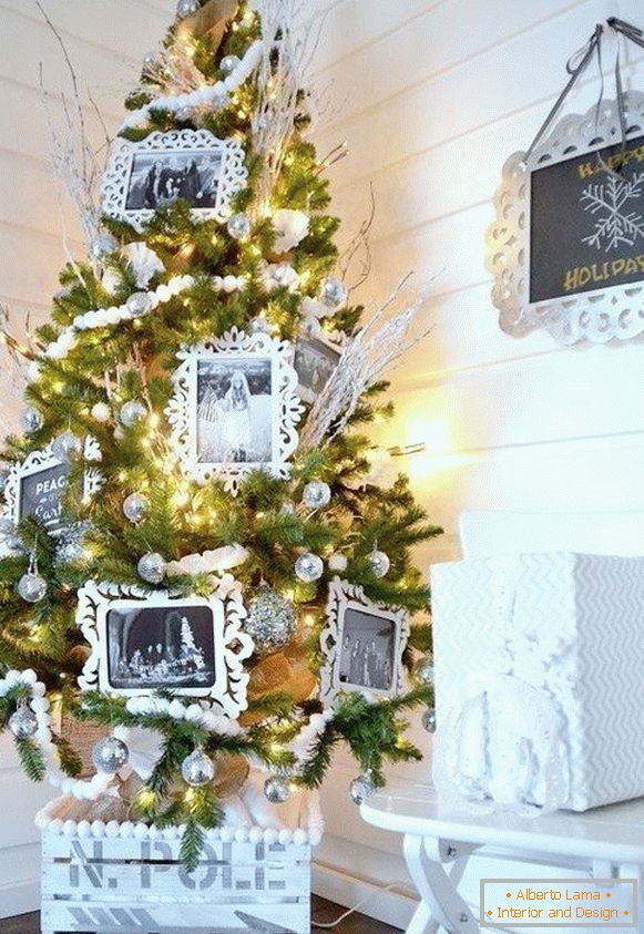 Ukrašavanje božićnog drvca s fotografskim okvirom