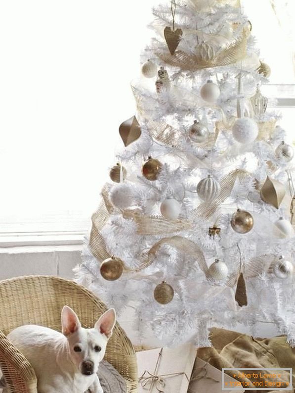 Bijelo božićno drvce sa zlatnim i bijelim kuglama