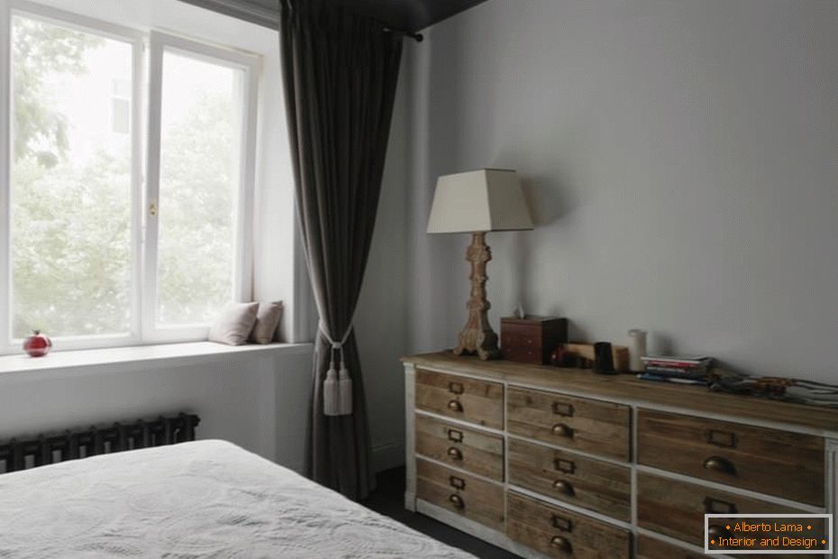 Primjer uređenja interijera male spavaće sobe na fotografiji