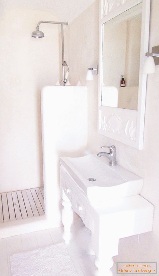 Kombinirana kupaonica u bijeloj boji