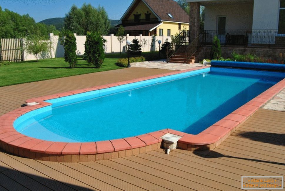 Ljetni bazen na licu mjesta