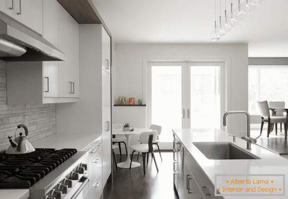 Bijela sijeda kuhinja - fotografija u unutrašnjosti moderne kuće