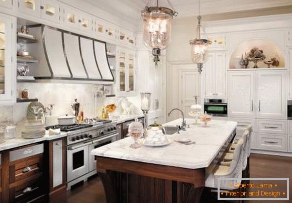 Klasični dizajn smeđe bijele kuhinje na fotografiji