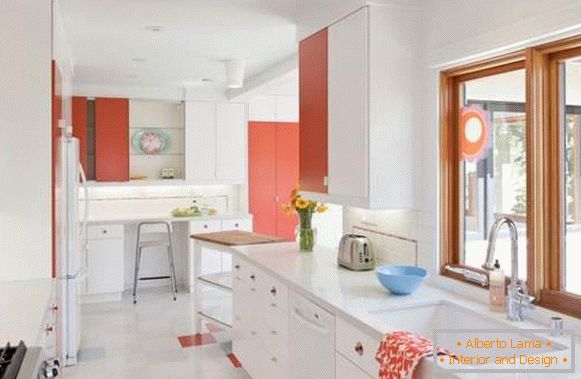 Kuhinja u bijelom - fotografija u kombinaciji s crvenim elementima