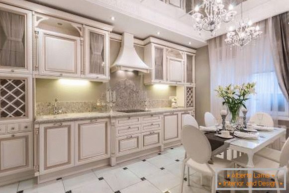 Kuhinja bijela sa zlatnom patinom - dizajn interijera fotografija