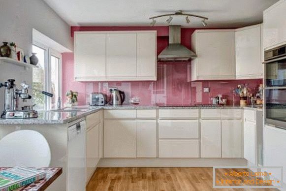 Kuhinja bijela satena - fotografija u kombinaciji s ružičastom pregaču