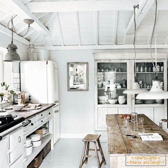 Bijela kuhinja u drvenoj kući