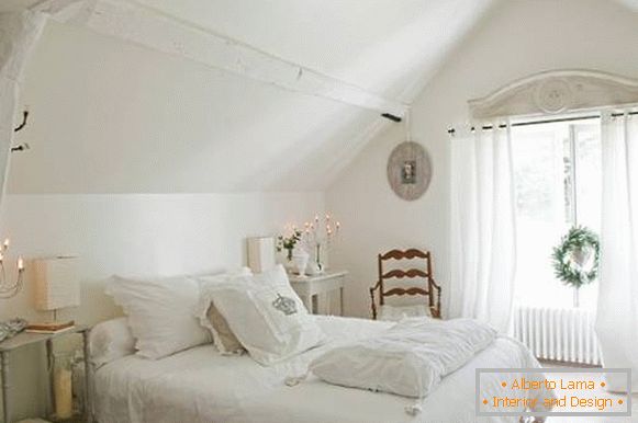 Bijela spavaća soba u stilu sivlja šik