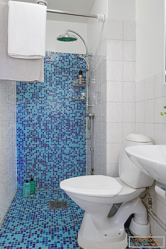 Plava mozaička pločica u toaletu