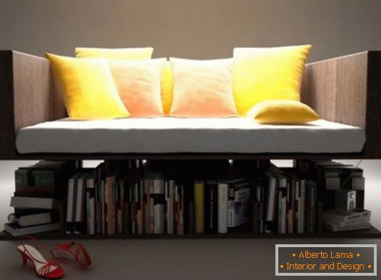Sofa s knjigama