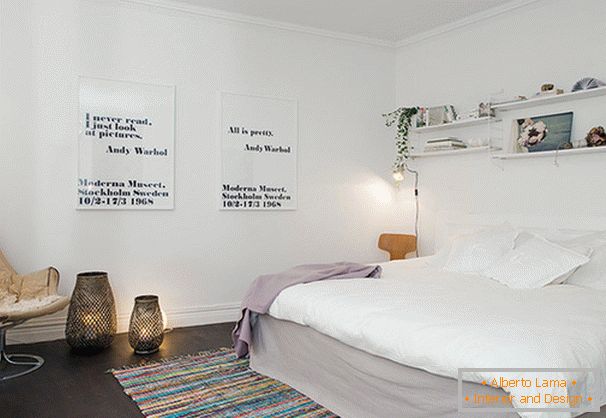 Plakati s reflektirajućim efektom u spavaćoj sobi