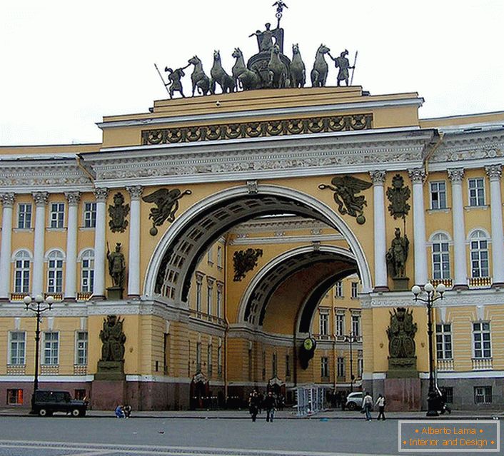 Velike arhitektonske kreacije u stilu ruskog carstva s poštovanjem su sačuvane iz godine u godinu.