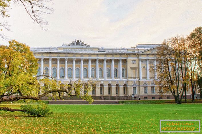 Luksuzna palača Mikhailovsky u stilu carstva u St. Petersburgu.