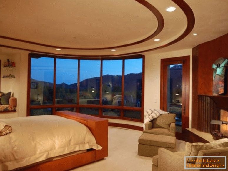 velikih remek-spavaća soba-s-izgrađen-u-dan-krevet-bay-Prozor-balkon