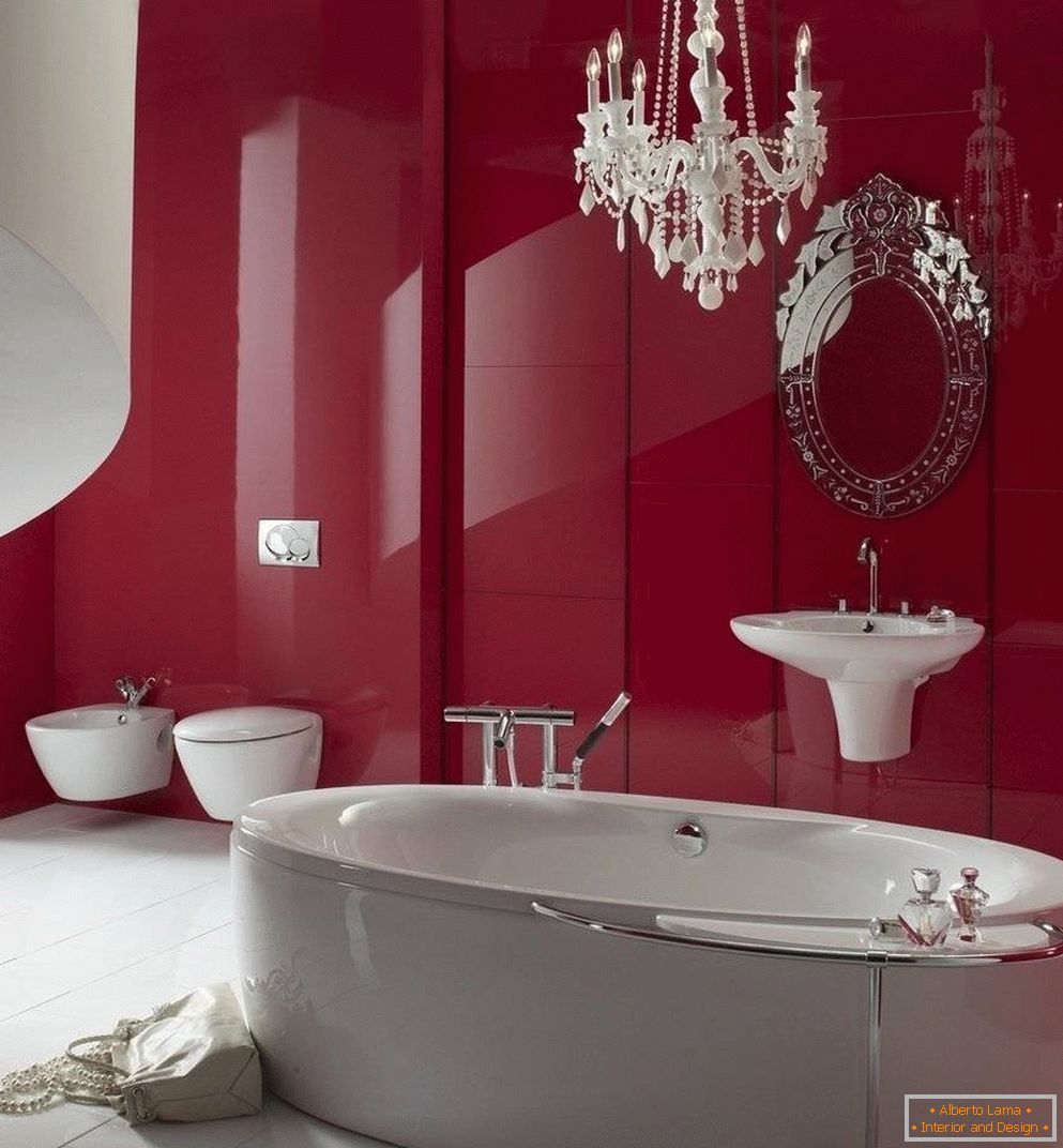 Elegantna kupaonica s tamnocrvenom bojom