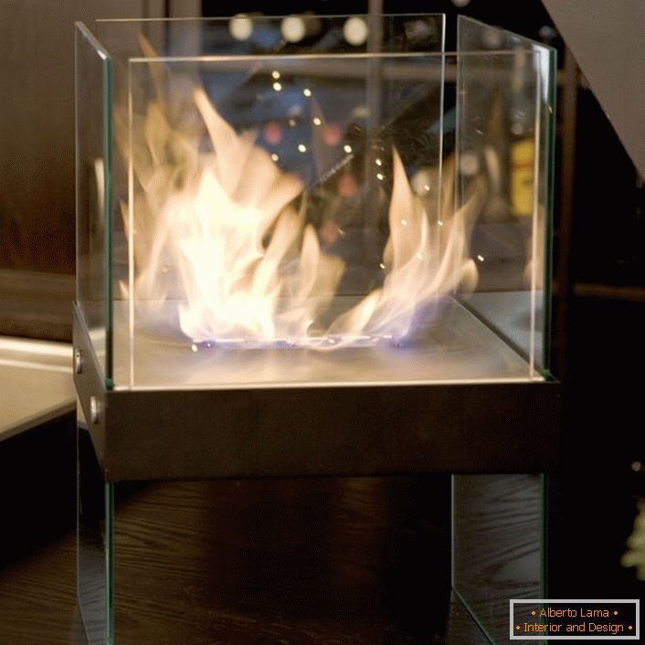Popularni kamini akvarija koji reflektiraju svjetlost od požara poboljšavaju igru ​​vrhunaca. 