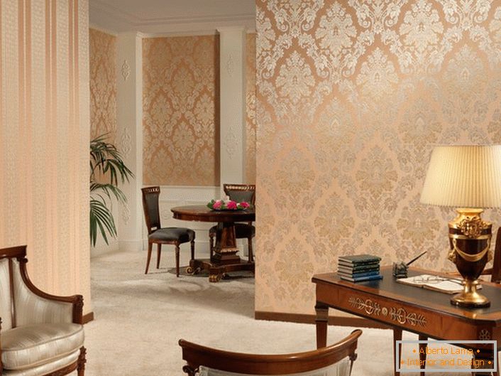 Stroga traka i ukrašeni uzorci zlatne boje, na osjetljivoj pozadini breskve u baroknom uredu.