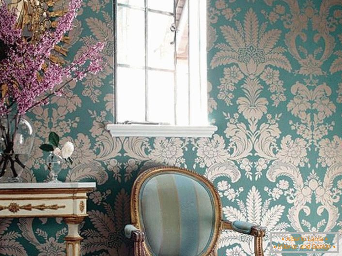 Nježne plave boje s uzorcima zlatne boje. Namještaj s uklesanim ručkama i zrcalima od ruba izrađuju se u najboljim oblicima baroknog stila.