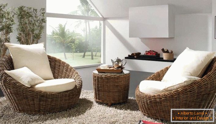 Prozirne opsežne fotelje s bijelim mekanim jastucima s tepihom s visokom hrpom bit će najbolji ukras prostorije za goste u eko stilu.