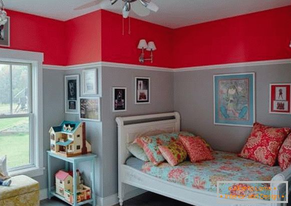 Kombinacija crvenih i plavih boja u unutrašnjosti dječje sobe