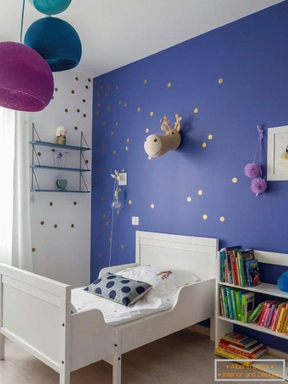 Plava boja zidova u dječjoj sobi s dekorom od lila