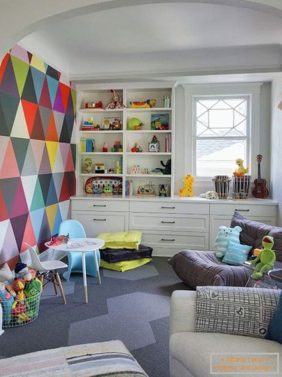 Šareni dizajn dječje sobe u svijetlim bojama