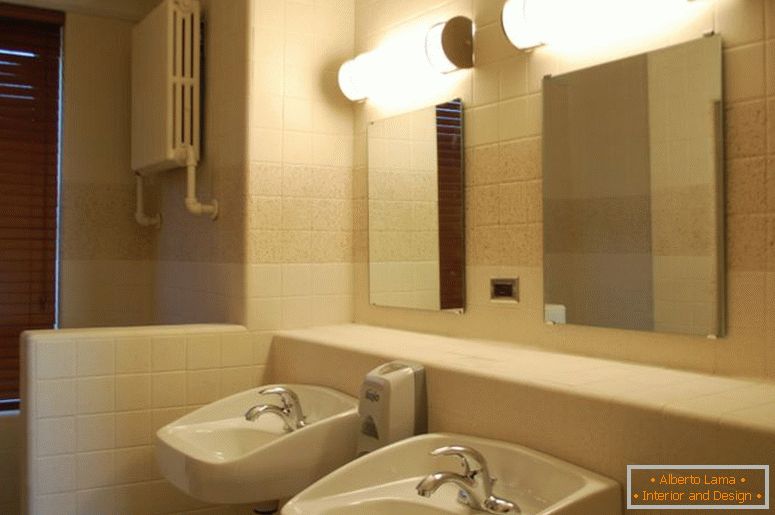 primamljiv-unutarnja-ideje-of-uski-kupatilo-pokazuje-twin-bijelo-porculan-umivaonik-i-četvornih zidnih ogledala-bez okvira koji koriste-pomičnim osvjetljavaju duge-ispraznost-svjetla-čvora
