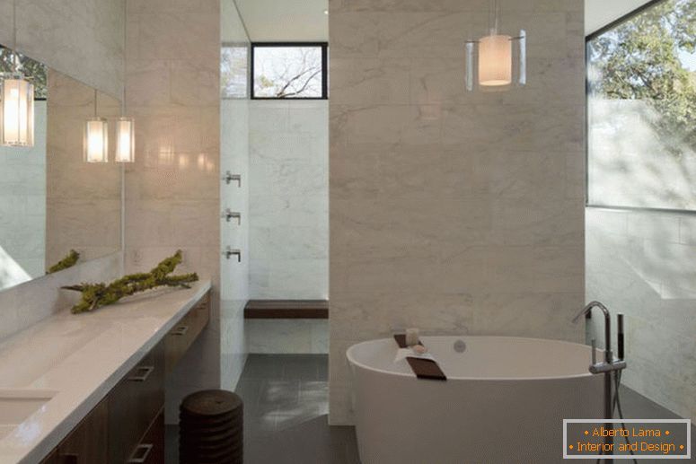moderan-mramornom kupaonicom-za-privatnog neba-aure-s-kadom i prostora koji koriste cijele-bijelo-kadu-privjesak-lampa-gore i-blizini-ogledalo-as-washingstand svjetiljke