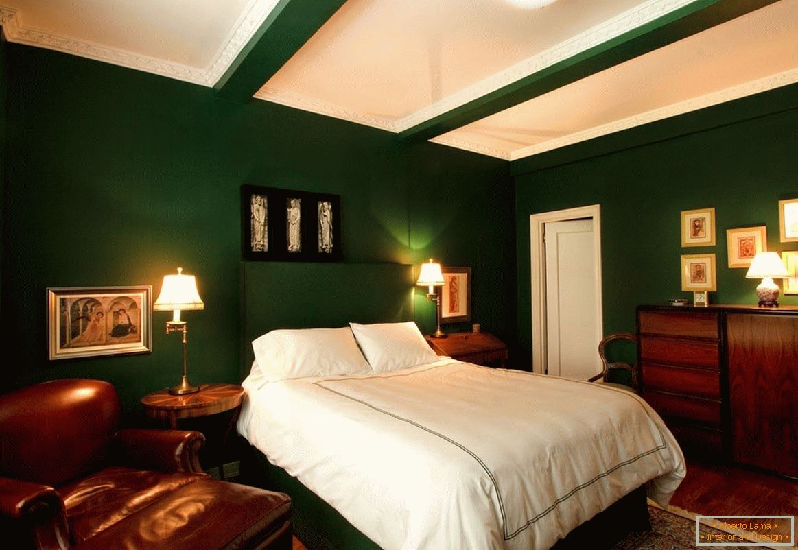 Bijela, tamnozelena i drvo idealna je kombinacija za spavaću sobu